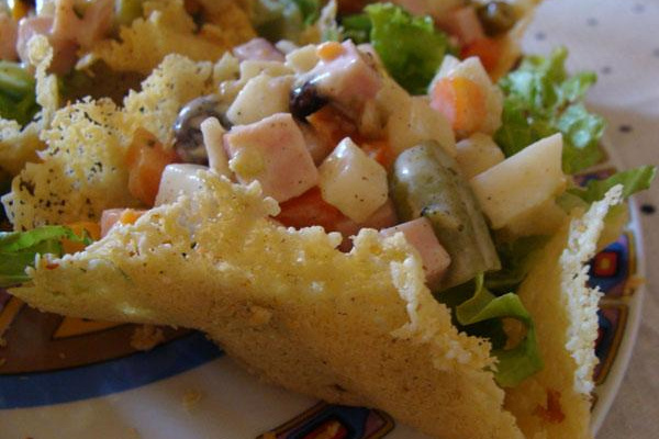 Cestinha de Parmesão com Salada Agridoce