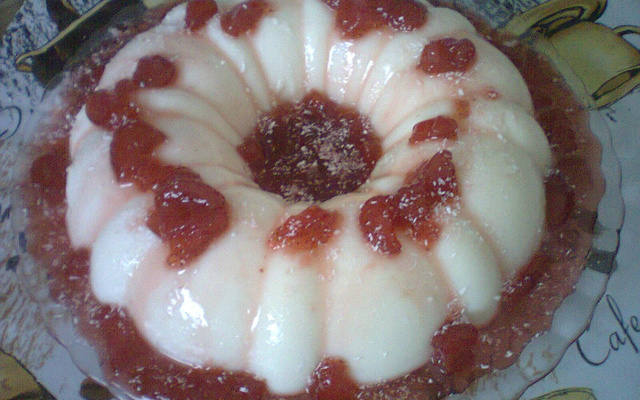 Manjar de coco com calda de morango