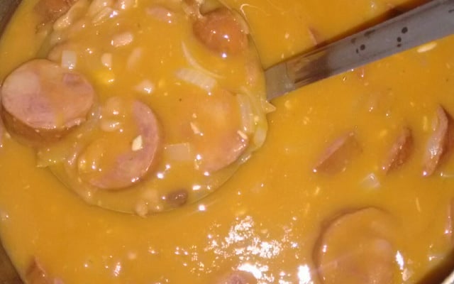 Feijão com calabresa defumada