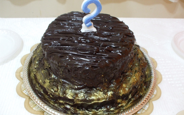 Bolo fácil de chocolate recheado com ameixas e pó de ouro