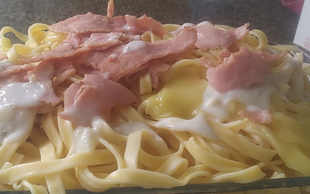 Macarrão com presunto e molho branco