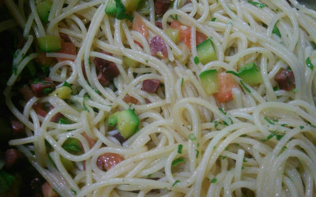 Macarrão com abobrinha e calabresa