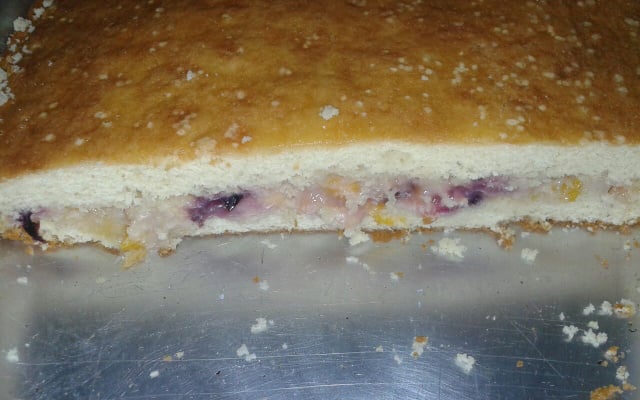 Bolo simples com recheio de frutas frescas