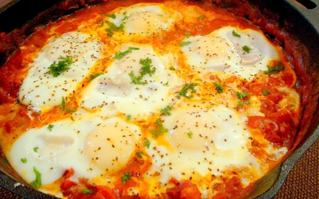 Ovos cozidos no molho