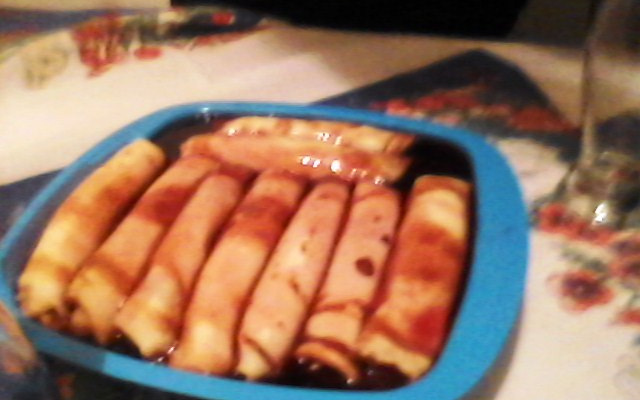 Panquecas doces com molho de vinho maravilhosas