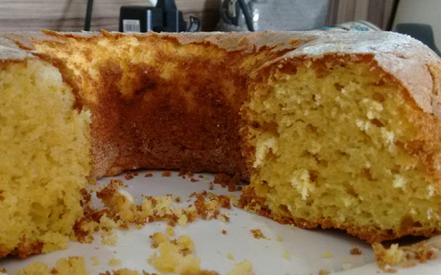 Bolo de milho verde e fécula de batata com cocada mole