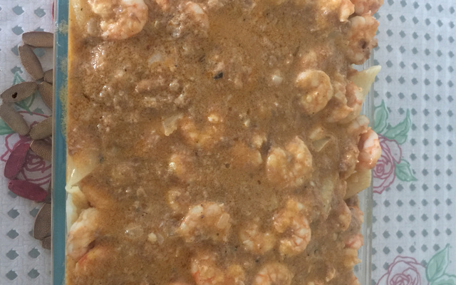 Macarrão com atum e camarão