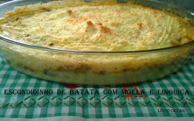 Escondidinho de batata com moela e linguiça