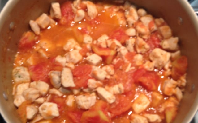 Peito de frango refogado com molho de tomate natural