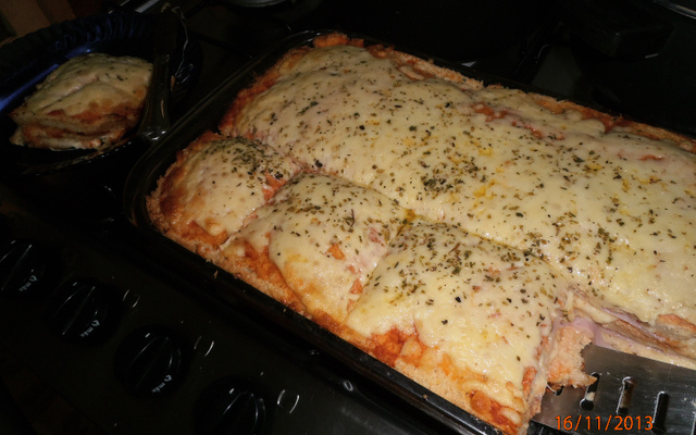 Torta de pão de forma com queijo e presunto