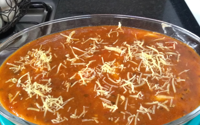 Polenta com molho bolonhesa e azeitonas