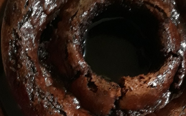 Bolo sem ovos com calda instantânea de chocolate