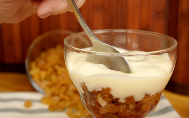 Compota de frutas com creme