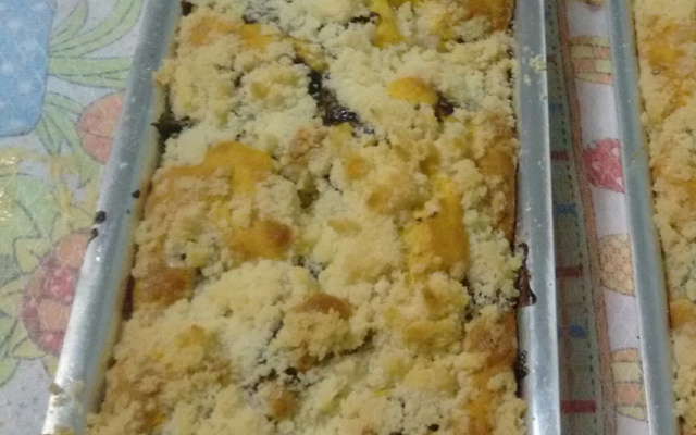 Cuca rápida com cobertura de chocolate e farofa