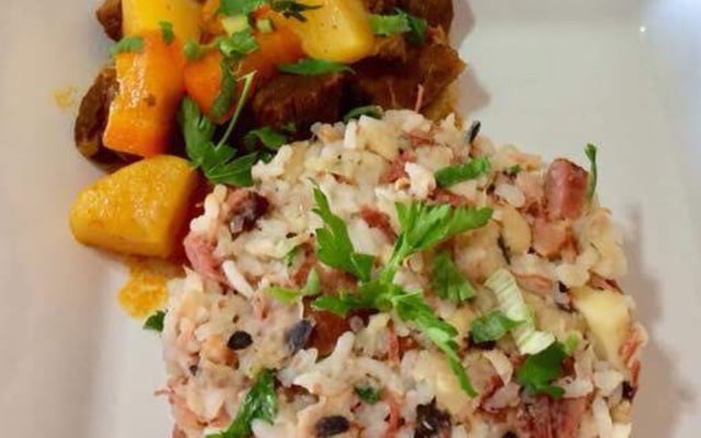 Baião de dois e ovo de galinha caipira