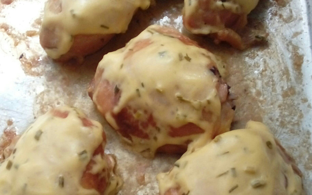 Coxa e sobrecoxa assada com molho de maionese