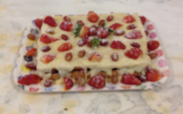 Naked cake com brigadeiros e frutas