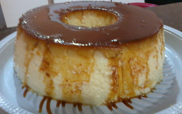 Pudim de pão de forma com calda de baunilha