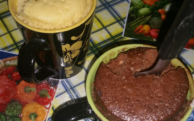 Bolo simples de caneca de micro-ondas
