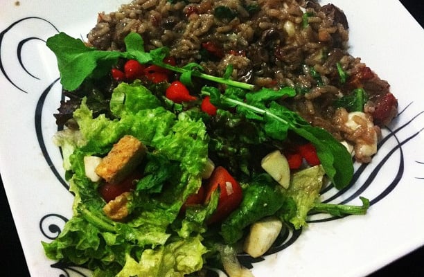 Risoto de filé mignon com tomate seco, rúcula e muzarela de búfala
