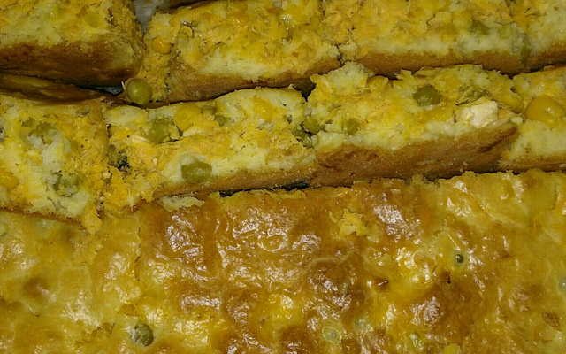 Torta deliciosa de liquidificador com recheio de frango