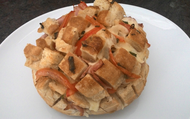 Pão italiano recheado sabor pizza