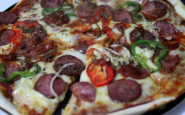 Pizza de calabresa (massa fina)