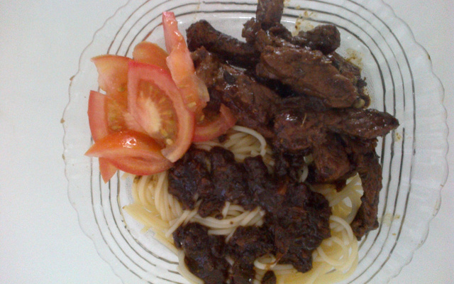 Fatias de carne ao molho de laranja