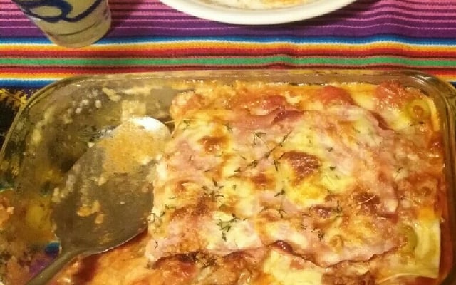 Lasanha com molho branco e bolonhesa