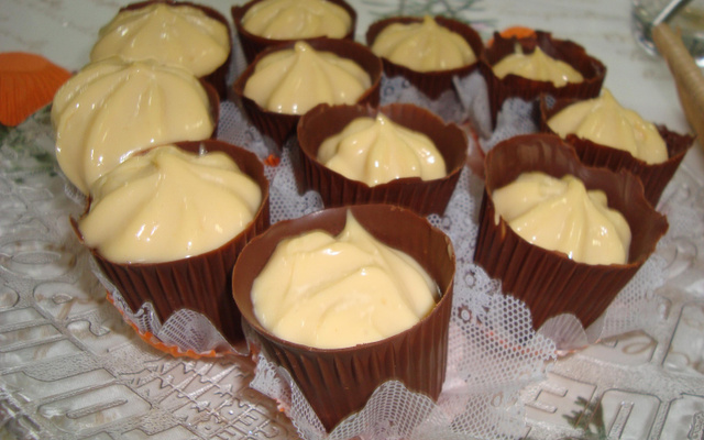 Copinhos de chocolate com Mousse de Maracujá