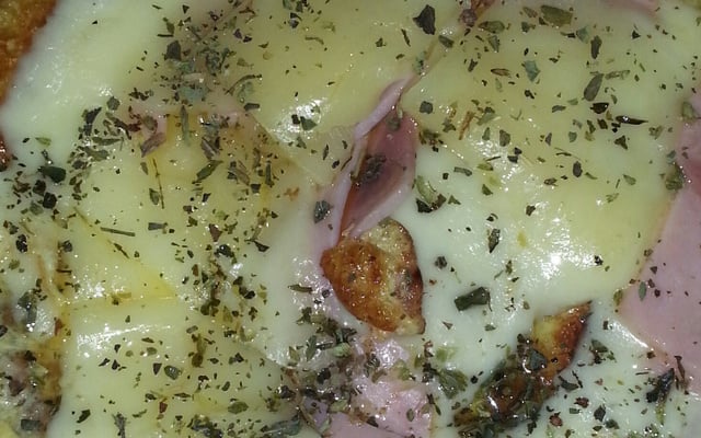 Omelete com queijo e presunto