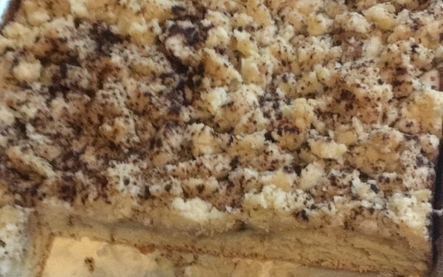 Cuca de fermento de pão com farofa