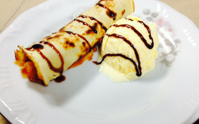 Panqueca de banana ao vinho branco e doce de leite