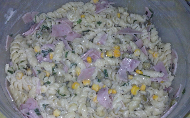 Salada de macarrão gelado rápido e fácil