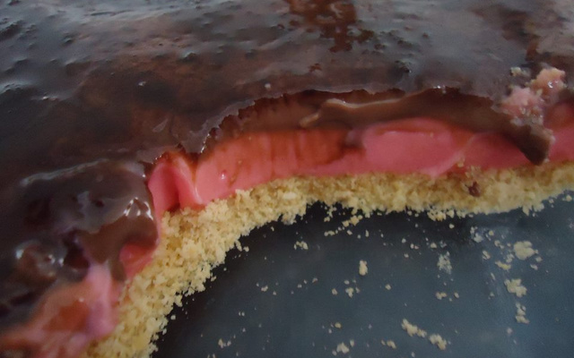 Sobremesa de morango e chocolate muito fácil e prática