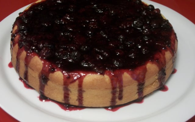 Torta de ricota com calda de frutas vermelhas