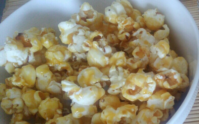 Pipoca caramelada assada