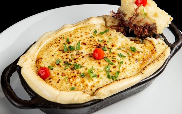 Escondidinho de macaxeira com recheio de charque gratinado