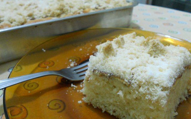 Cuca de banana com farofa