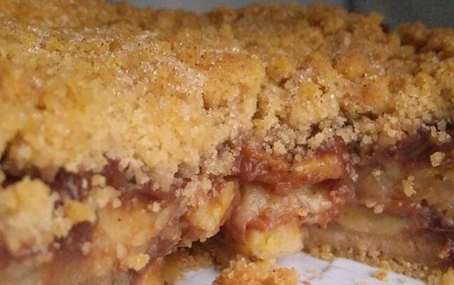 Cuca de banana com doce de leite