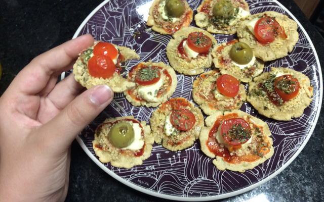 Mini pizza sem glúten com farinha zaya (farinha de mandioca)