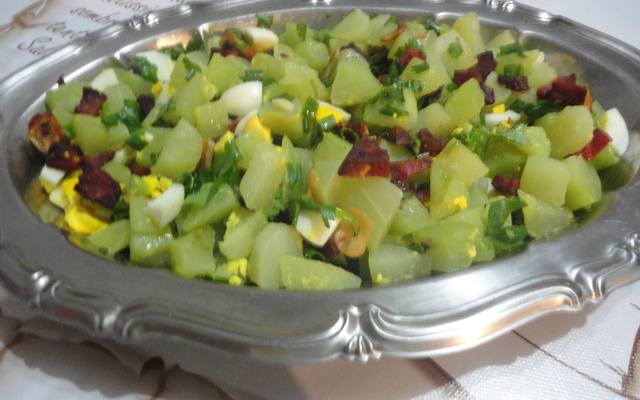 Salada de chuchu com bacon