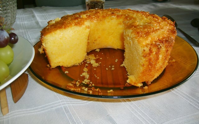 Bolo cremoso de milho e queijo