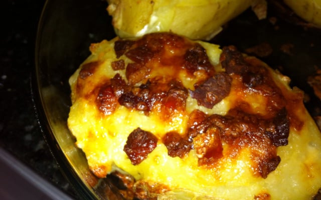 Batata recheada com bacon e requeijão
