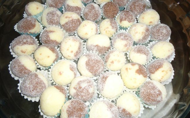 Docinho bicolor de leite em pó