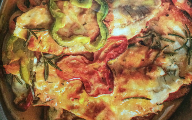 Filé de peixe ao molho de tomate com leite de coco