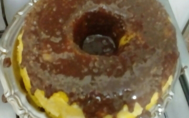 Bolo de cenoura com calda de chocolate de microondas