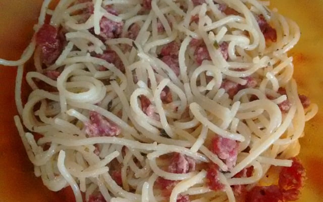 Macarrão alho e óleo com linguiça toscana da Lory