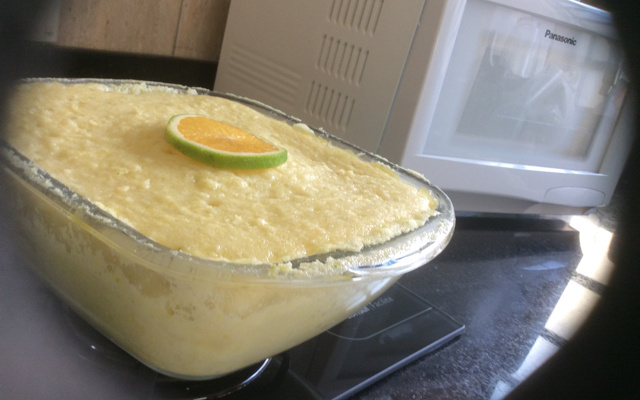Bolo de laranja molhadinho de micro-ondas