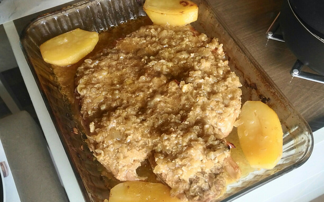 Pernil assado ao molho de cebola